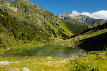 Fototapeta na wymiar remoulis jezioro w Pirenejach