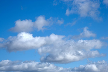 Cielo azul nubes blancas