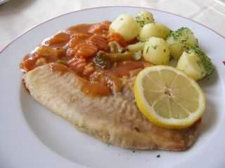 gebackener fisch mit paprika gemüse und kartoffeln