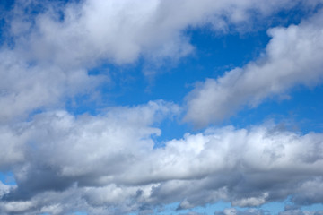 Cielo azul nubes blancas