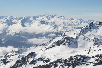 Fototapeta na wymiar les alpes sous la neige