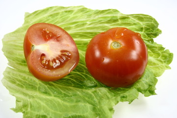 Tomate auf Salatblatt