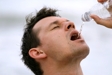 Mann trinkt Wasser