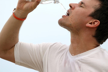 Mann trinkt Wasser