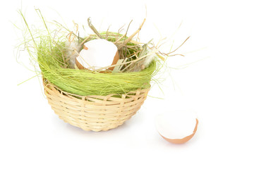 Obraz premium Empty egg shell in wicker basket
