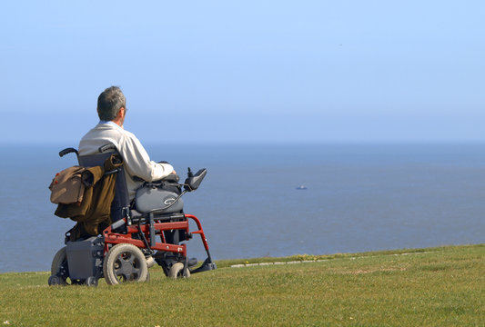 Hombre En Silla De Ruedas