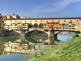 Fototapeta na wymiar Ponte Vecchio i rzeki Arno hdr