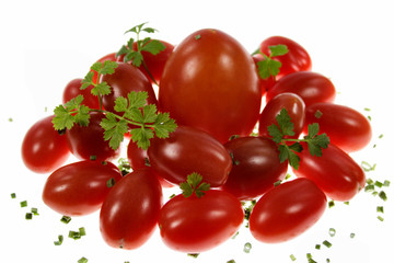 Nahaufnahme von Cherry-Datteln-Tomaten auf weißem Hintergrund