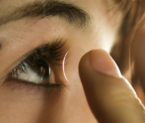 Kontaktlinse auf FInger 2