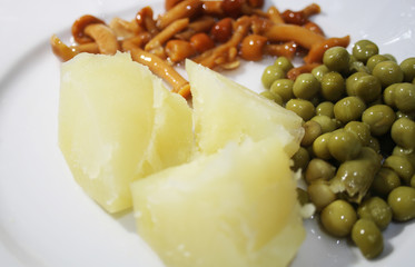 Vegetables garnish with boiled potatoes and mushrooms 