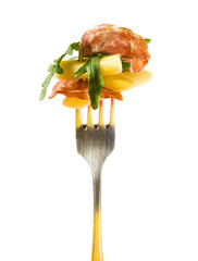 italienischer nudelsalat auf einer silbernen gabel