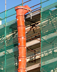 scivolo di scarico detriti e macerie in cantiere