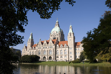 Rathaus in Hannover mit blauem Himmel - 6842716
