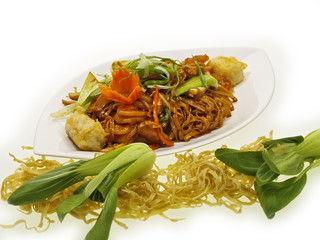 asiatische nudeln mit garnelen, gemüse und hoisin soße