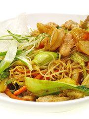 gebratene nudeln mit garnelen und asiatische gemüse