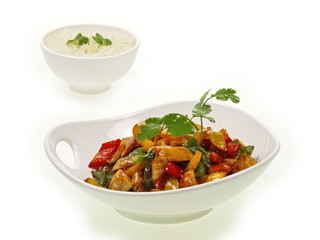 pfannengerührtes hühnchen paprika mit süß scharf soße und reis