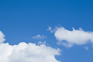 Cielo azzurro con nuvole