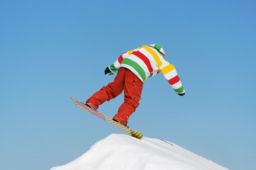 Saut snowboarder