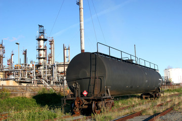 Fototapeta na wymiar Cysterny samochodowe w rafinerii ropy naftowej