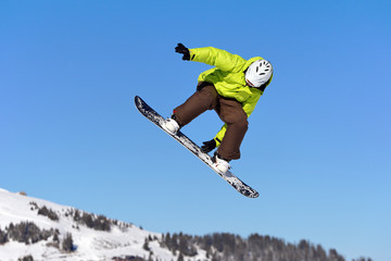 Saut snowboarder