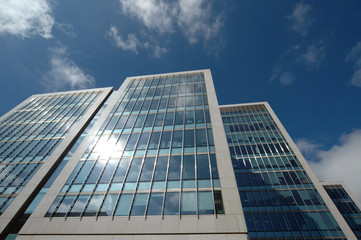 Fototapeta na wymiar Sun shining on office building