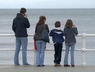 Familia mirando al mar