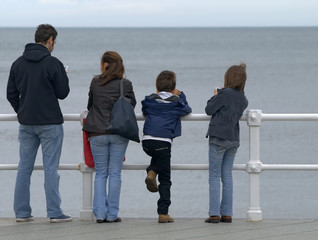 Familia mirando al mar