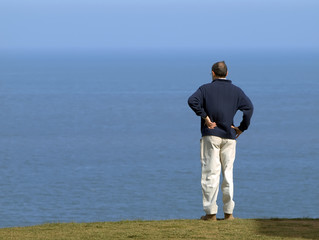 Hombre mirando al mar