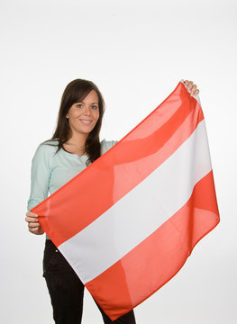 Junge Frau mit &ouml;sterreichischer Flagge