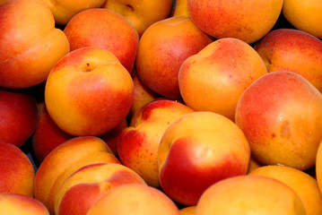 Peaches at a farmers market in France