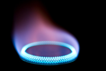 Blau Gasflamme vor schwarzem Hintergrund