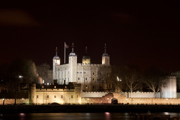 Fototapeta na wymiar Tower of London by night