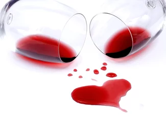  Rode wijn gemorst uit glazen © Igor Dutina