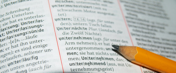 Obraz premium Blick ins Lexikon - Unternehmen