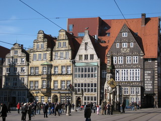 Marktplatz in Bremen mit historischen H&auml;usern und Roland