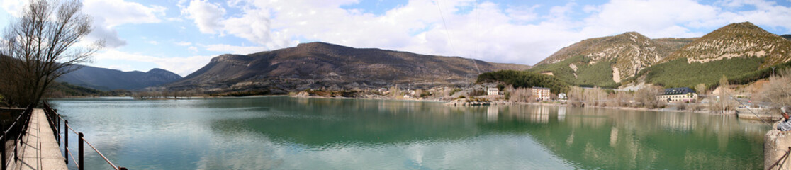 Fototapeta premium embalse de arguis2