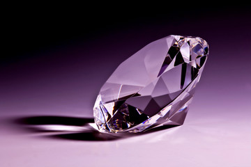 Diamond close-up in violet © ALESSIOPONTI