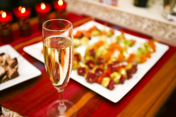 Champagne, bougies et canapés