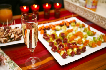 Champagne, bougies et canapés - 6901762