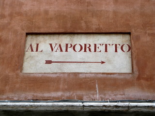 Al Vaporetto, Inscription sur un mur ocre. Venise. Italie.