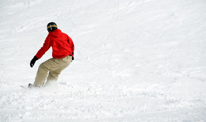 Fototapeta na wymiar Snowboarder na śniegu. Dużo przestrzeni