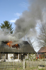 Fototapeta premium Wohnhaus Brand! Flammen schlagen aus dem Dachgeschoss!