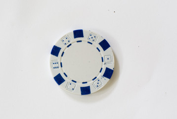 Jeton de poker blanc et bleu