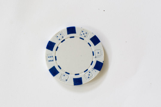 Jeton de poker blanc et bleu