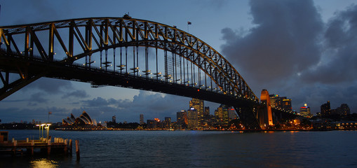 Naklejka premium Sydney Harbour Bridge mit Skyline