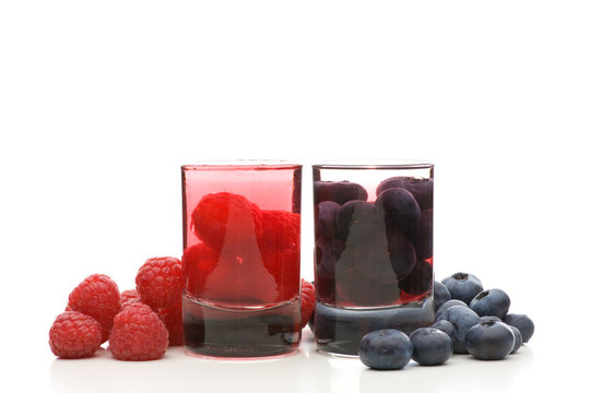 Himbeerschnaps und Blaubeerschnaps mit Fr&uuml;chten