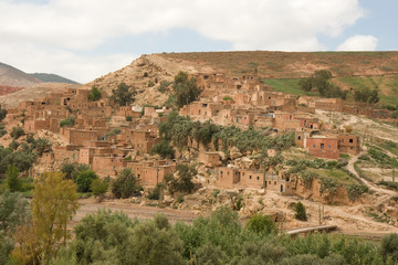 Fototapeta na wymiar Un village berbère marocain dans un paysage aride