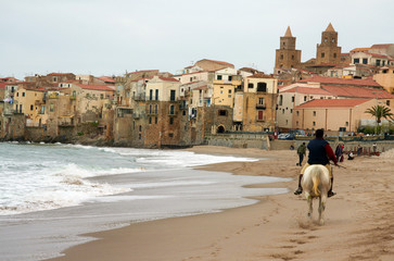 Reiter am Strand der Küstenstadt Cefalu, Sizilien