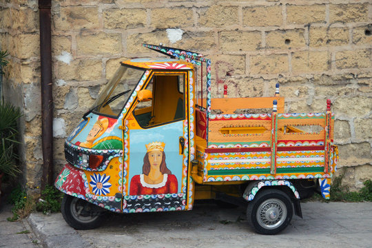 Traditionell bemaltes  in Palermo, Sizilien