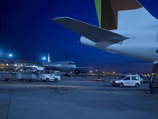 Betriebsamkeit auf Flugfeld